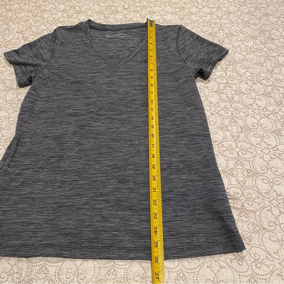 Under Armour Loose Heatgear Women's Grey V-Neck Top Size Medium - Picture 5 of 9